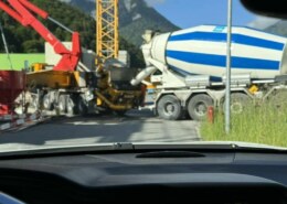 Darf eine Baustelle eine Strasse immer wieder blockieren? Es ist die Zufahrt für weitere Gebäude.