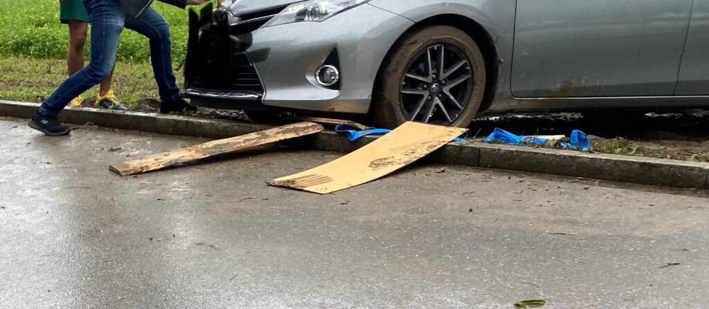 Ersatzparkplatz Velo-WM für Anwohner: Schaden durch Randstein am Auto Ich habe eine Frage, und hoffe, ihr könnt mir helfen.  (Hier ein Auto das in einer ähnlichen Situation war)